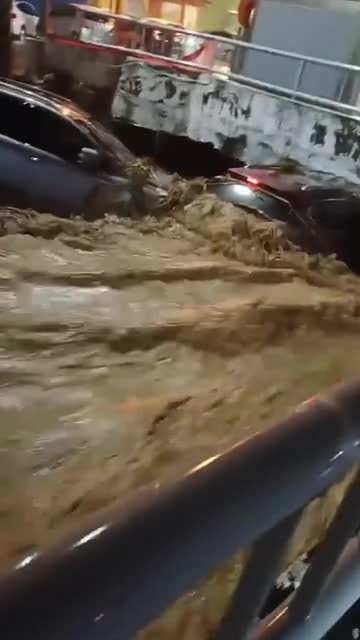 Cars swept away by raging floods amid torrential rain in Taiwan ...